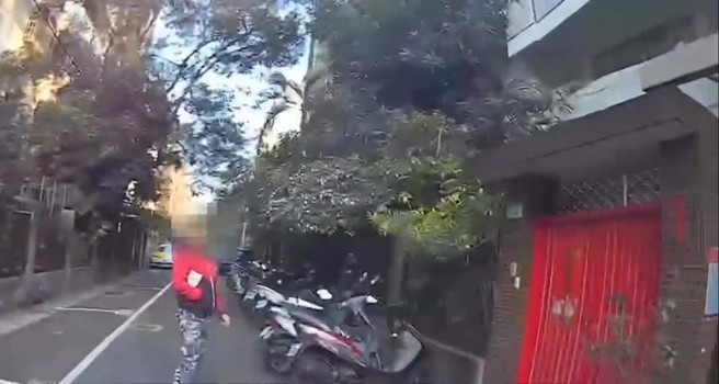 逃逸的外籍移工与警追逐1公里后才停下，当场将其带返所侦办。（简铭柱翻摄）