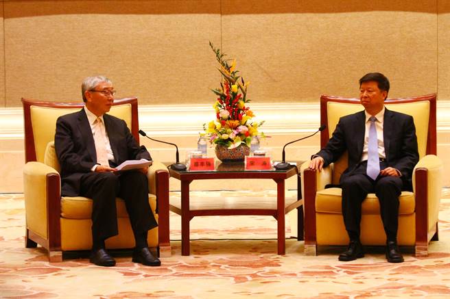 全国工业总会理事长苗丰强18日傍晚会面大陆国台办主任宋涛，表示两岸没有不交流不合作的理由。（吴泓勋摄）