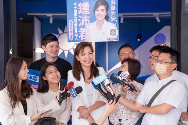 徐巧芯(前排左2)来帮「2018班」伙伴锺沛君(中)、游淑慧(前排右2)的登记参选站台。（图／取自徐巧芯脸书）