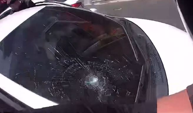 重机骑士遇三宝车违规大迴转，气炸徒手重击车前挡风玻璃，造成碎裂成蜘蛛网。（翻摄自社会事影音）