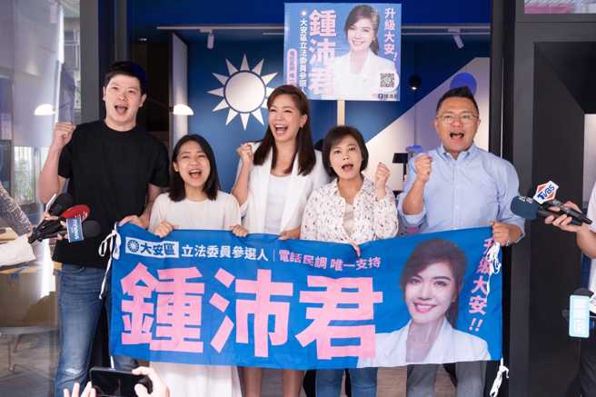 锺沛君(中)完成党内初选登记，李柏毅(左1起)、徐巧芯、游淑慧、张斯纲等「2018班」伙伴来相挺。（图／取自锺沛君脸书）