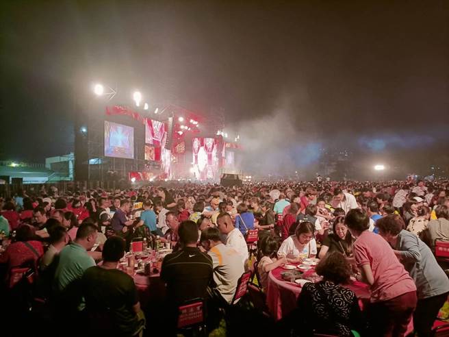 大甲妈起驾宴今天晚间盛大登场，原本预计席开1000桌，不过因各大友宫热情参与，增至近1100桌破以往纪录。（陈淑娥摄）