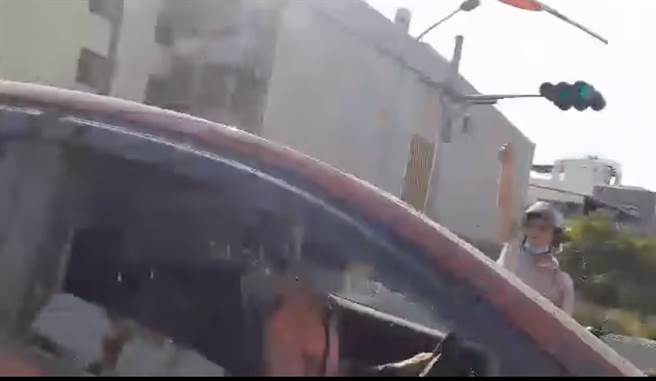 一輛自小客車於4月16日下午3時許行經高雄市橋頭區橋燕路平交道，疑似開過頭或未注意號誌，一度卡在平交道上。（摘自臉書台灣便當管理局——附屬鐵路部／林瑞益高雄傳真）