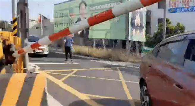 一輛自小客車於4月16日下午3時許行經高雄市橋頭區橋燕路平交道，疑似開過頭或未注意號誌，一度卡在平交道上。幸好在保全人員的指揮下，安全離開危險區域。（摘自臉書台灣便當管理局——附屬鐵路部／林瑞益高雄傳真）