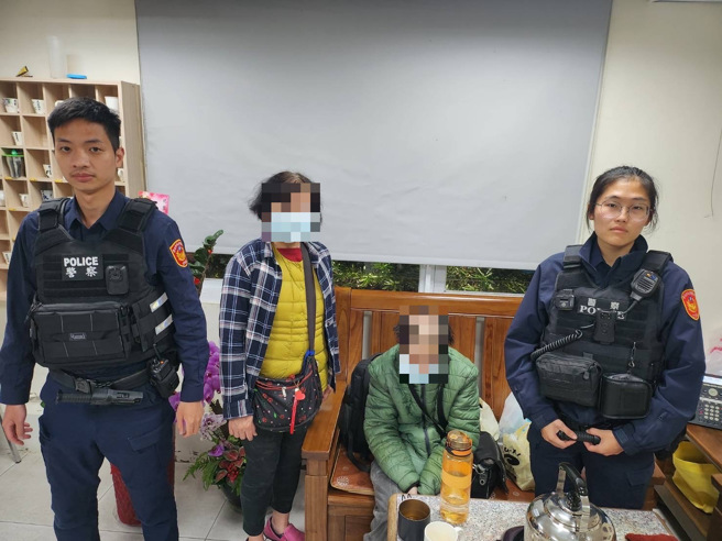 警方在捷運明德站發現一名男子衣著髒污呆坐在捷運站出口外階梯上，正是失蹤的阿偉，立即帶回派出所，婦人見兒子平安歸來非常感謝警方協助。（簡銘柱翻攝）