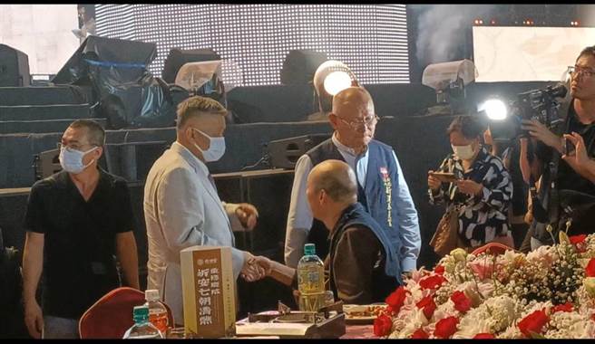 大甲镇澜宫董事长顏清标与前高雄市长韩国瑜简单寒暄。（陈淑娥摄）