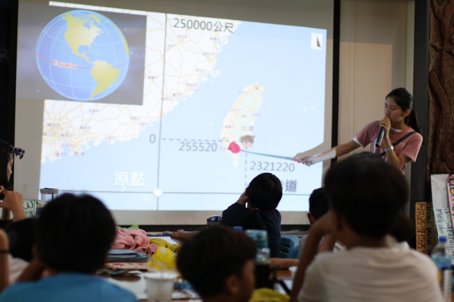 「蹲点‧台湾」要求参与学生在社区生活15至20天，需自行发掘在地需求、发想结合自身专长的服务与记录方案，并与社区据点合作实践。(戴志扬翻摄)