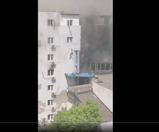 大陆北京长峰医院18日下午突发大火，有人自窗口跳下逃生。（翻拍推特影片）