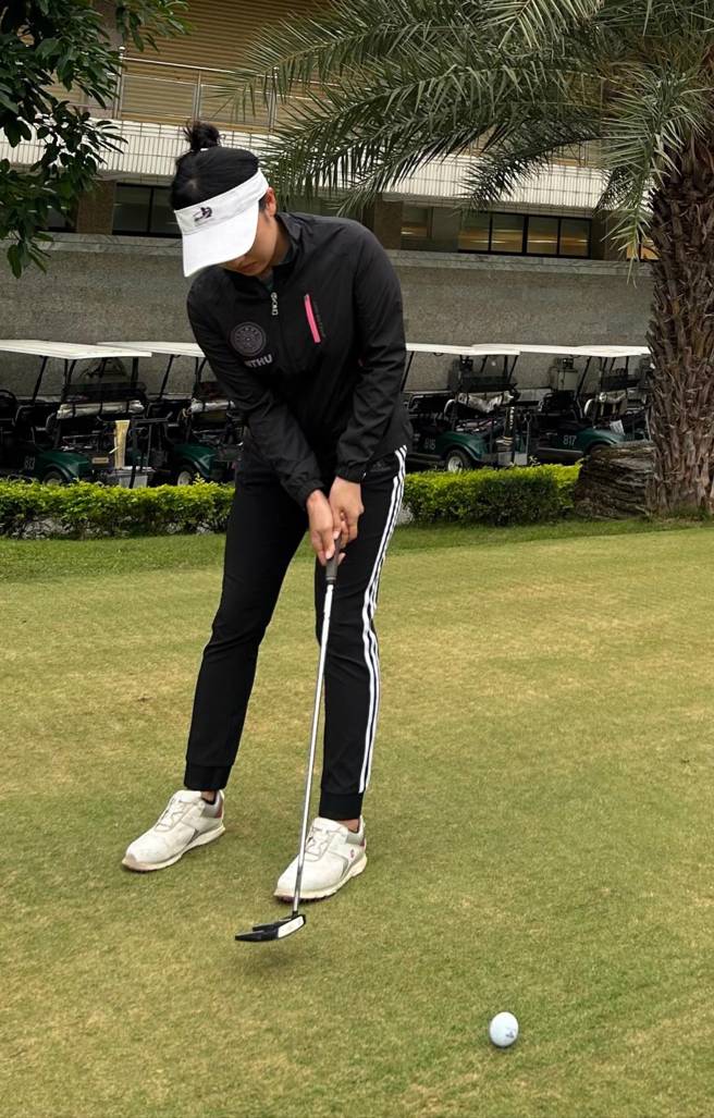 郑昕然为了学业暂别高尔夫赛场两年，今年大专校院高尔夫锦标赛挑战自我。（大专体总高球委员会提供）