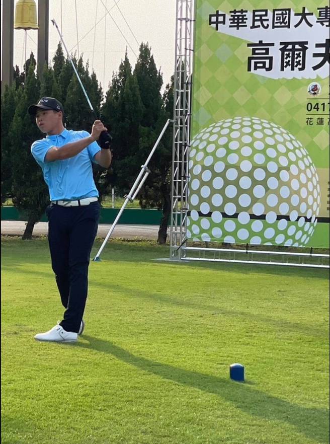 台体大大二好手林楷杰打出一杆进洞。（大专体总高球委员会提供）
