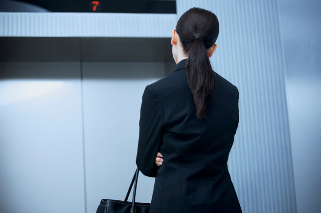 一位男子抱怨搭电梯时常被女生的马尾甩脸。（示意图／shutterstock）