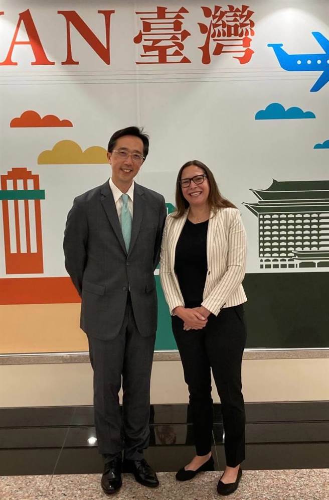 外交部北美司司长徐佑典在桃园国际机场迎接美国在台协会（AIT）主席罗森柏格。（外交部提供）