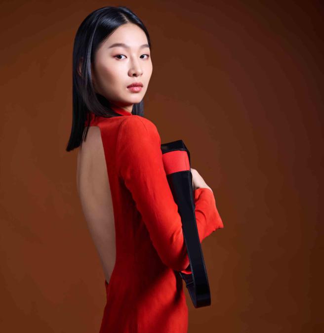 伊林名模湘此次受邀以Ferragamo新裝拍攝時裝專題，Ferragamo紅色麂皮露背洋裝19萬9000元、黑紅鏤空手提包7萬5900元。（服裝/Ferragamo、攝影/JOJ PHOTO）