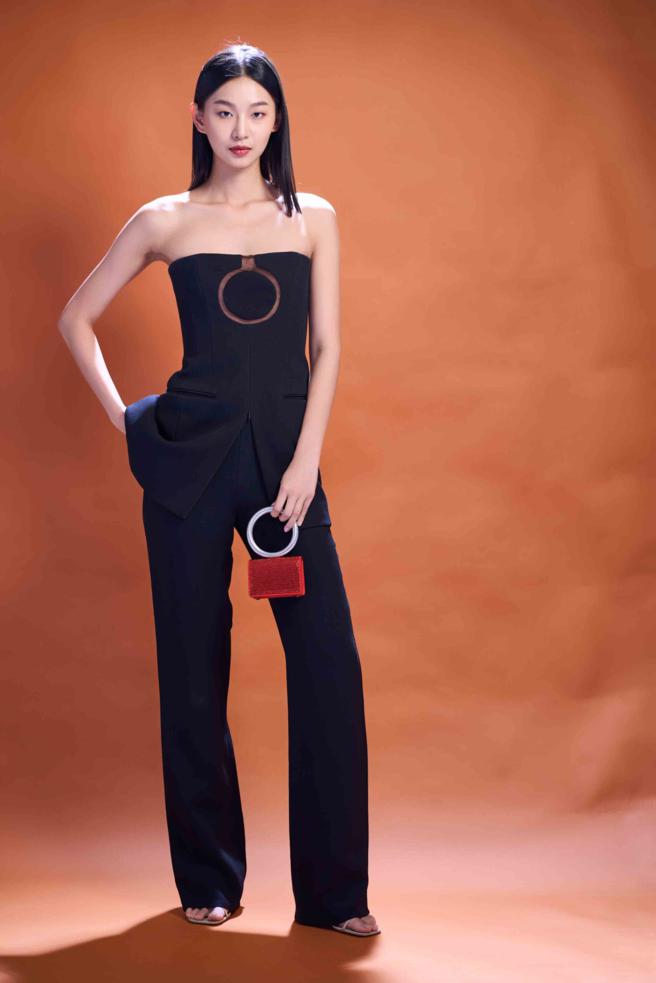 伊林名模湘透露自己過去從未想過會在上時尚模特兒這條路，著Ferragamo黑色Gancini透紗裝飾馬甲洋裝，9萬2900元、黑色高腰長褲3萬9900元、銀色手鐲水晶晚宴包5萬4900元。（服裝/Ferragamo、攝影/JOJ PHOTO）