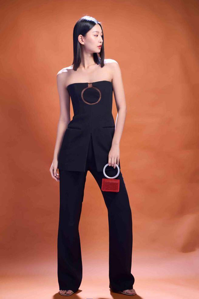 伊林名模湘透露自己過去從未想過會在上時尚模特兒這條路，著Ferragamo黑色Gancini透紗裝飾馬甲洋裝，9萬2900元、黑色高腰長褲3萬9900元、銀色手鐲水晶晚宴包5萬4900元。（服裝/Ferragamo、攝影/JOJ PHOTO）