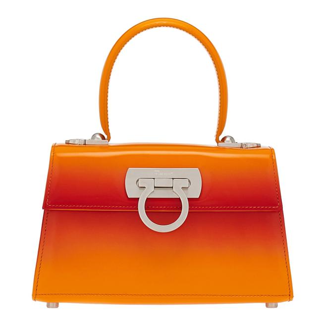 Ferragamo 日落夕陽橘TOP HANDLE，9萬3900元。（Ferragamo 提供）
