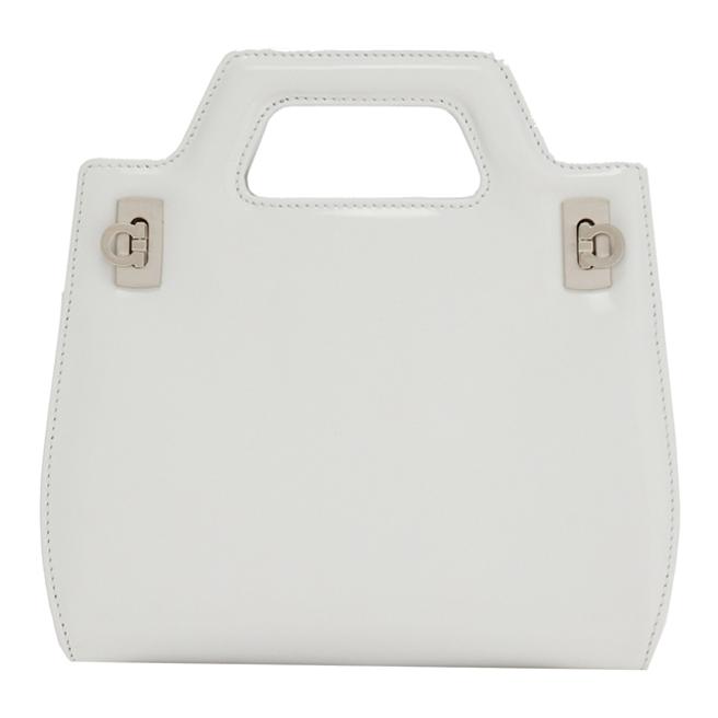 Ferragamo 白色MINI WANDA，6萬2900元。（Ferragamo 提供）