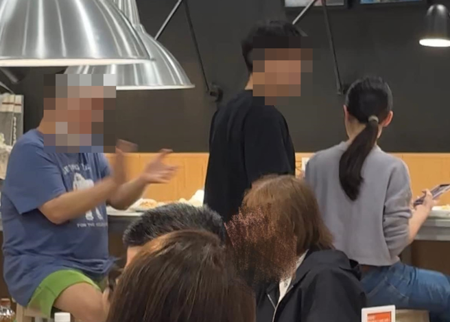 有对情侣日前到内湖一处卖场用餐，竟然遭不明人士丢薯条、口出恶言，所幸未爆发肢体衝突。（翻摄自脸书爆料公社）