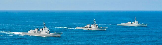 日本海上自衛隊驅逐艦「愛宕號」(DDG-177)、美國海軍飛彈驅逐艦「班福特號」(DDG-65)與韓國海軍驅逐艦「栗谷李珥號」，在南海舉行日美韓聯合演習。（摘自日本防衛省海上自衛隊推特）