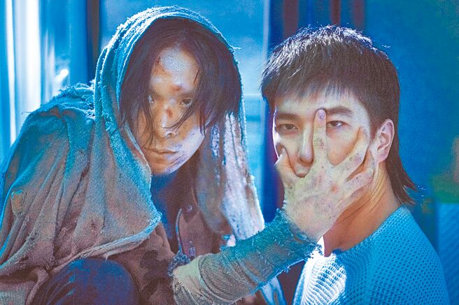 姚淳耀（左）在《不良执念清除师》饰演丧尸，与曾敬骅关係暧昧。（爱奇艺国际站提供）