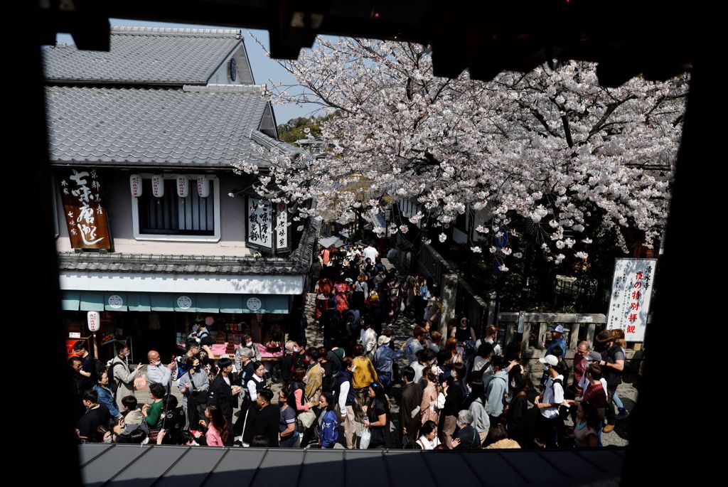 日本京都市清水寺週边徒步区，3月30日满是观光客。（图／路透社）(photo:ChinaTimes)