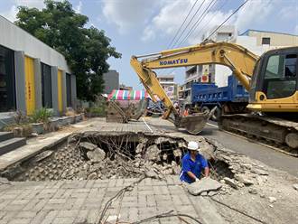 台南驚見「4米寬天坑」水利局拉封鎖線搶修