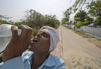 亞洲爆熱破紀錄 這國體感直逼「舒肥」溫度！印度13人中暑亡