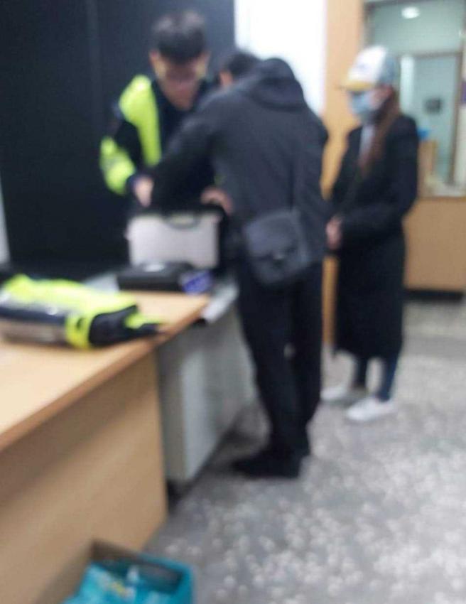 林先生遭设计与李男前妻、自己老婆发生性行为的过程遭李男偷拍，气得林先生前往警局报警。（图／投诉人提供）