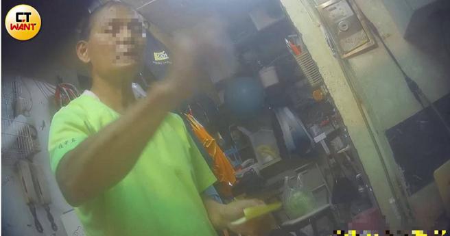 穿着萤光绿运动T恤的管理员陈男表示大楼已经满租，热心建议改租其它处雅房还牵线联繫房东，态度很积极。（图／本刊影音组）