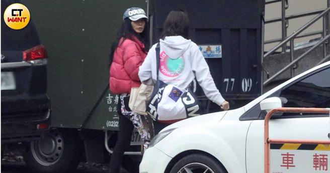 本月7日中午12点半，素顏戴帽子、身穿桃红色羽绒服的白灵，搭乘黑色宾士厢型车抵达台北市士林区某大楼准备拍戏。（图／本刊摄影组）