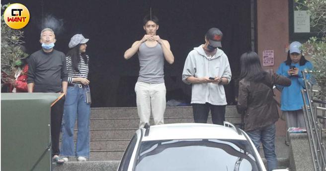 同剧演员曹佑寧在拍片现场拜拜祈求拍摄顺利。（图／本刊摄影组）
