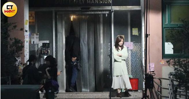 尹馨在拍片现场酝酿情绪准备开拍。（图／本刊摄影组）