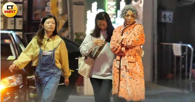 虽然老妪扮相让人第一眼认不出来，但细看仍可发现白灵那对深邃大眼。（图／本刊摄影组）