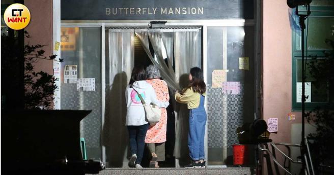 白灵走进由士林分局旧址搭景改建而成片场，现场充满诡异气氛。（图／本刊摄影组）