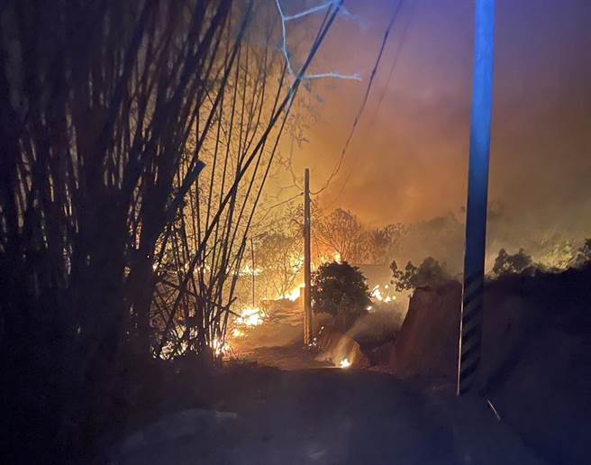 高雄市田寮区南安里峰圣宫附近于18日晚间8时发生山林火警，消防局共出动43车94人前往抢救。（翻摄照片／林瑞益高雄传真）