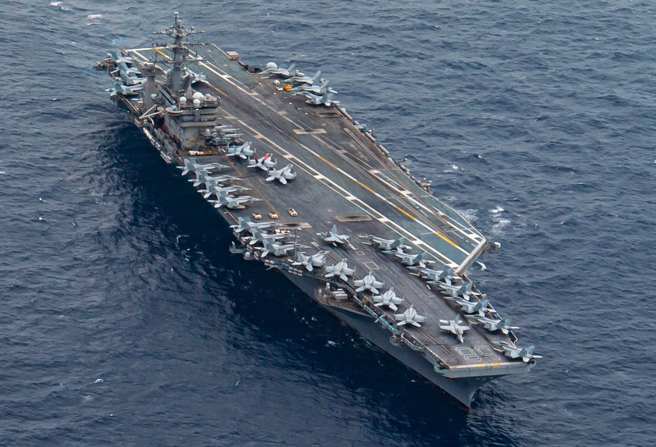 美国「尼米兹」号（USS Nimitz，CVN-68）航母3月穿越菲律宾海的画面。（美国海军）