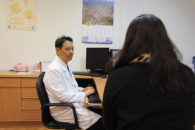 花莲慈济医院妇产部主任丁大清（左）研究发现，自然产妇女尿失禁风险为剖腹产的2倍，骨盆脱垂风险则是2.8倍，建议孕妇产后可加强骨盆底物理治疗。（花莲慈济医院提供／罗亦晽花莲传真）