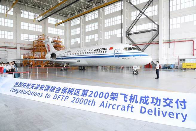 大陆自主研制的喷气式客机ARJ21完成雅加达至峇里岛的首航，正式投入商业运营。（中新社资料照片）