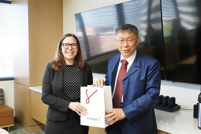 民眾党主席13日拜会美国在台协会总部，会见AIT主席罗森柏格（Laura Rosenberger）。（民眾党提供）