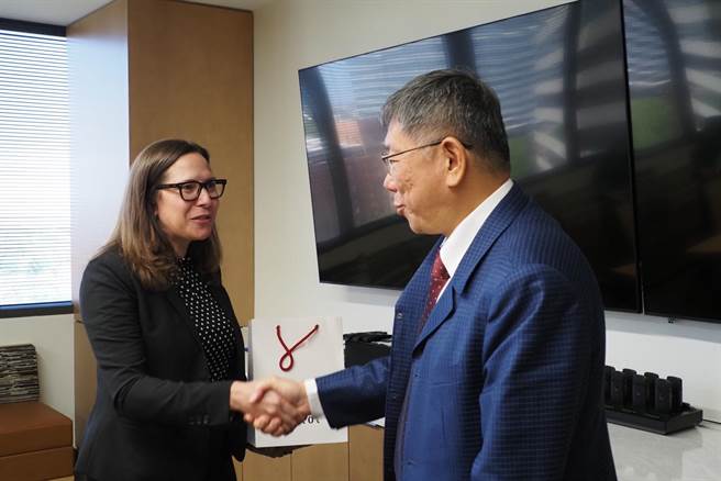 民眾党主席13日拜会美国在台协会总部，会见AIT主席罗森柏格（Laura Rosenberger）。（民眾党提供）