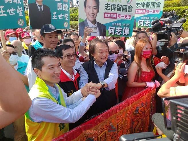 民进党立委何志伟、台北市议员王世坚日前于社子岛同台。（本报资料照片）