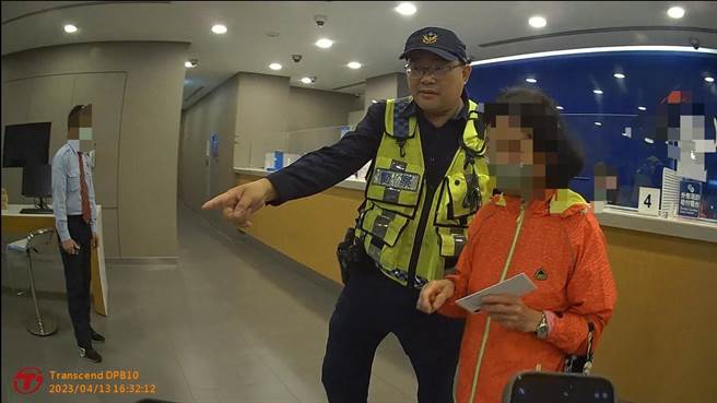 7旬妇人险遭自称侄子的诈骗集团诈财，幸被警方时拦截。（警方提供）