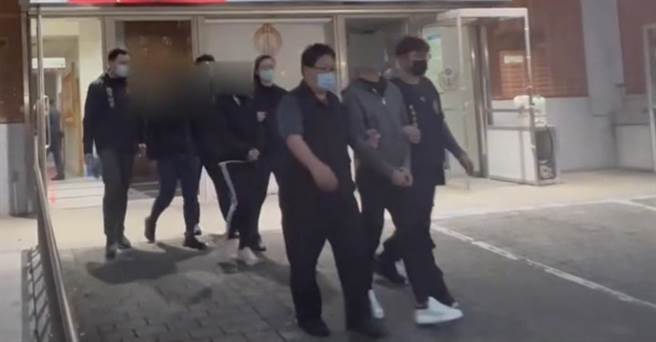 明仁会5名成员对桃园一对母子恐吓取财，还逼交出房屋权状，近日5人全遭到警方逮捕。（翻摄照片／蔡明亘桃园传真）