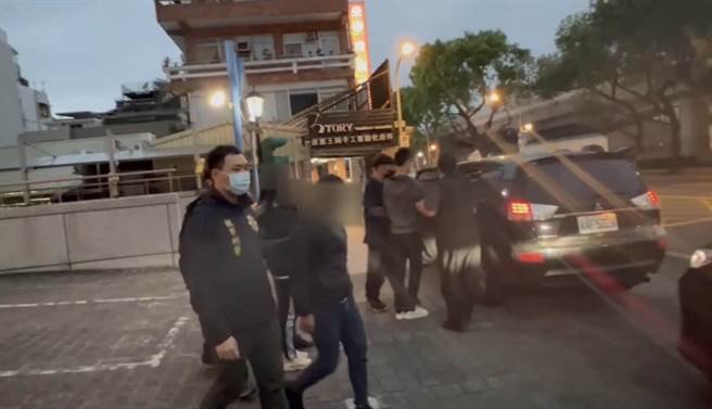 据悉，该对桃园母子根本没欠钱，就遭到以明仁会成员「阿牛」为首的5名嫌犯恐吓取财，以陈女儿子积欠债务为由，逼陈女代为还钱。（翻摄照片／蔡明亘桃园传真）