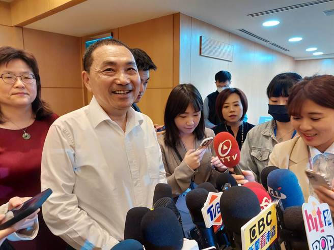 被问到即将出访新加坡心情？新北市长侯友宜满脸笑意，强调平常工作多，市政行程优先不能停歇。（陈慰慈摄）