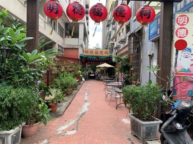 太原四街17巷原路面破旧高低不齐、行人行走艰难。（台中市水利局提供）