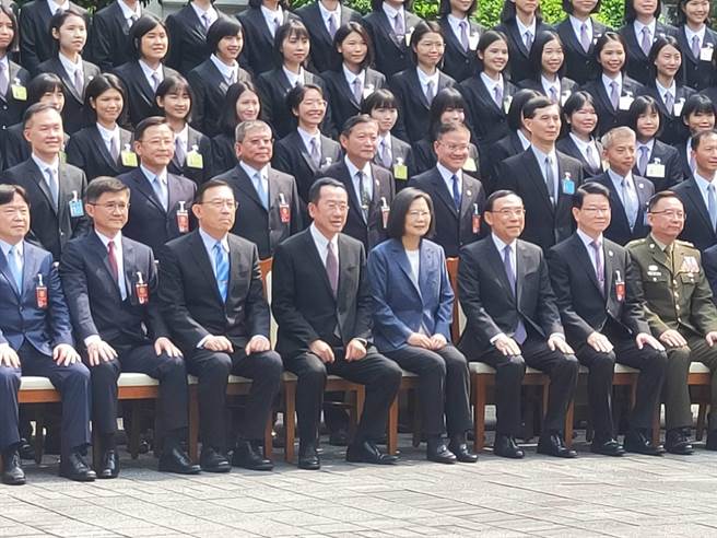 法务部调查局19日举行第59期调查班结训典礼，总统蔡英文与结训学员合照。(陈志贤摄)