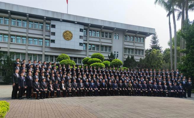 法务部调查局19日举行第59期调查班结训典礼，总统蔡英文与结训学员合照。(陈志贤摄)