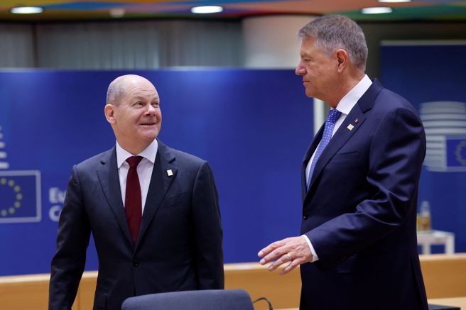 图为罗马尼亚总统约翰尼斯（图右）17日至21日率团访问巴西。期间，巴西总统鲁拉（图左）谴责俄国侵犯乌克兰领土的行为。（图/ 路透社）