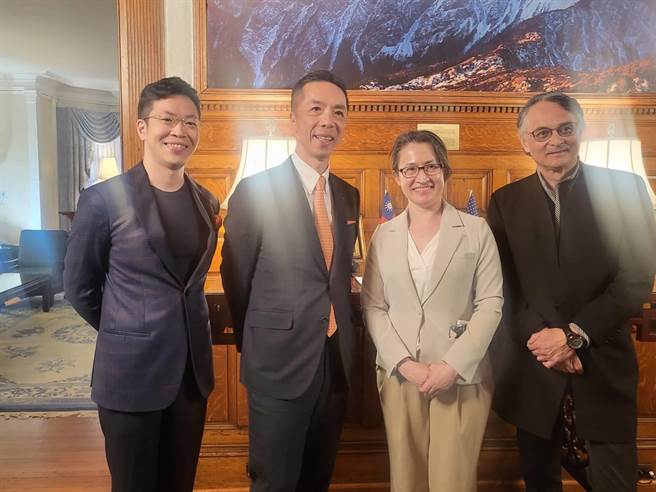 美东时间18日晚间在华盛顿特区双橡园有一场特别的音乐会，是由国家交响乐团音乐家群所组成的室内乐团。左起为小提琴家黄俊文、勇源基金会执行长陈致远、台湾驻美代表萧美琴与国家交响乐团音乐总监准．马寇尔。（李欣恬摄）